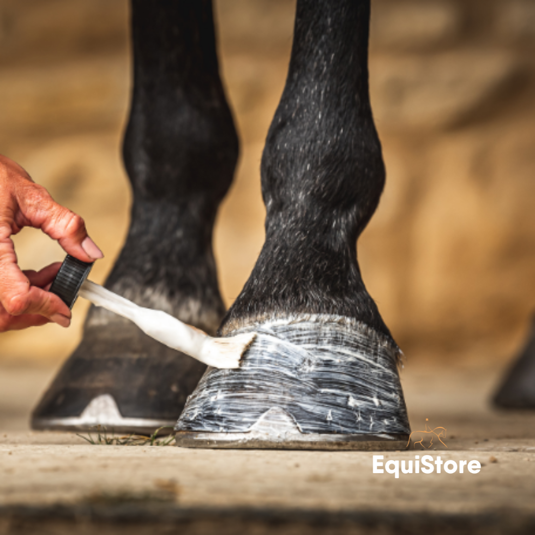 Cornucrescine Daily Hoof Moisturiser for preventing cracks in horses hooves.